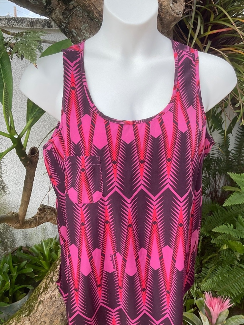Manuheali’i Women’s Top  Like New! Size L